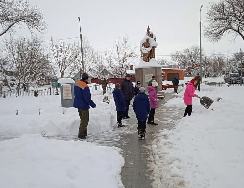 Помощь в расчистке от снега территории Братских захоронений