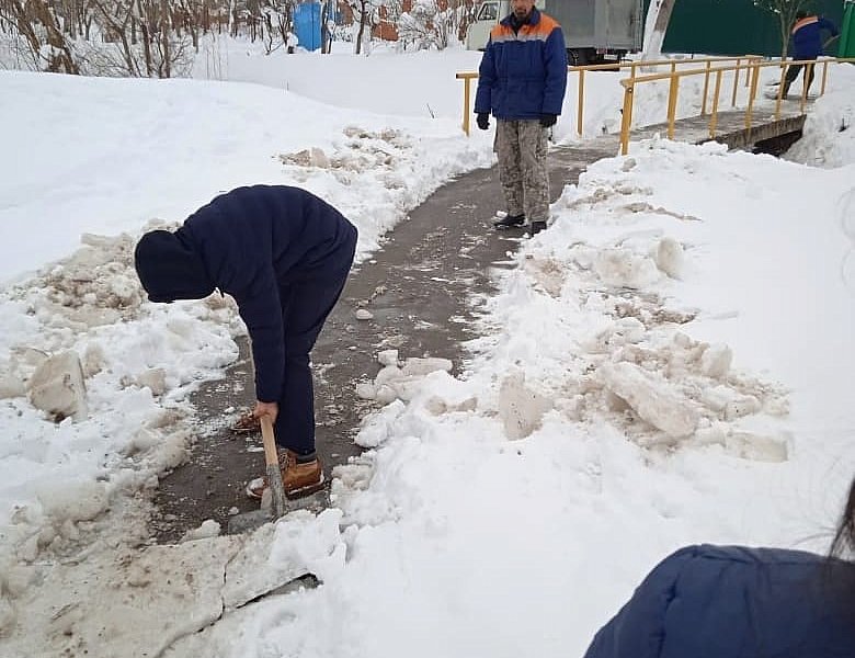Помощь в расчистке от снега территории Братских захоронений